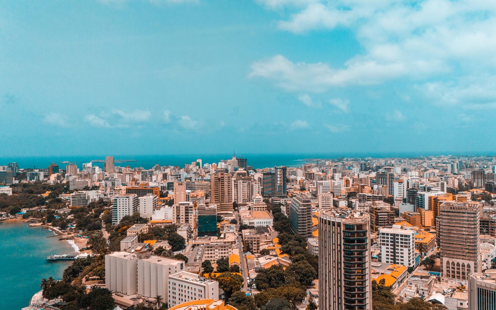Vue aérienne de Dakar, ses immeubles et son front de mer